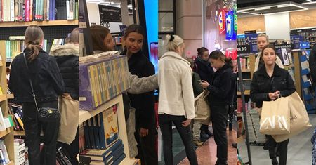 Objuczona siatami Julia Wieniawa buszuje po sklepach w towarzystwie przyjaciółki-modelki (ZDJĘCIA)