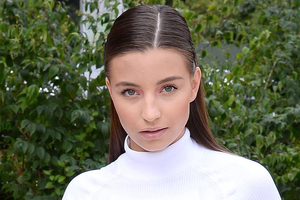 Julia Wieniawa w różowych okularach pozuje na Instagramie