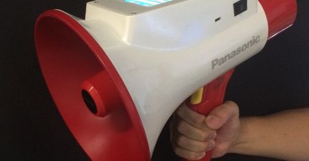"Magiczny megafon" automatycznie tłumaczy na trzy języki