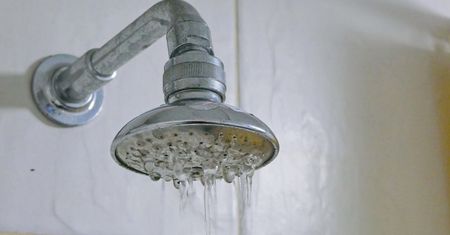 Jak usunąć kamień ze słuchawki prysznicowej? Domowe sposoby