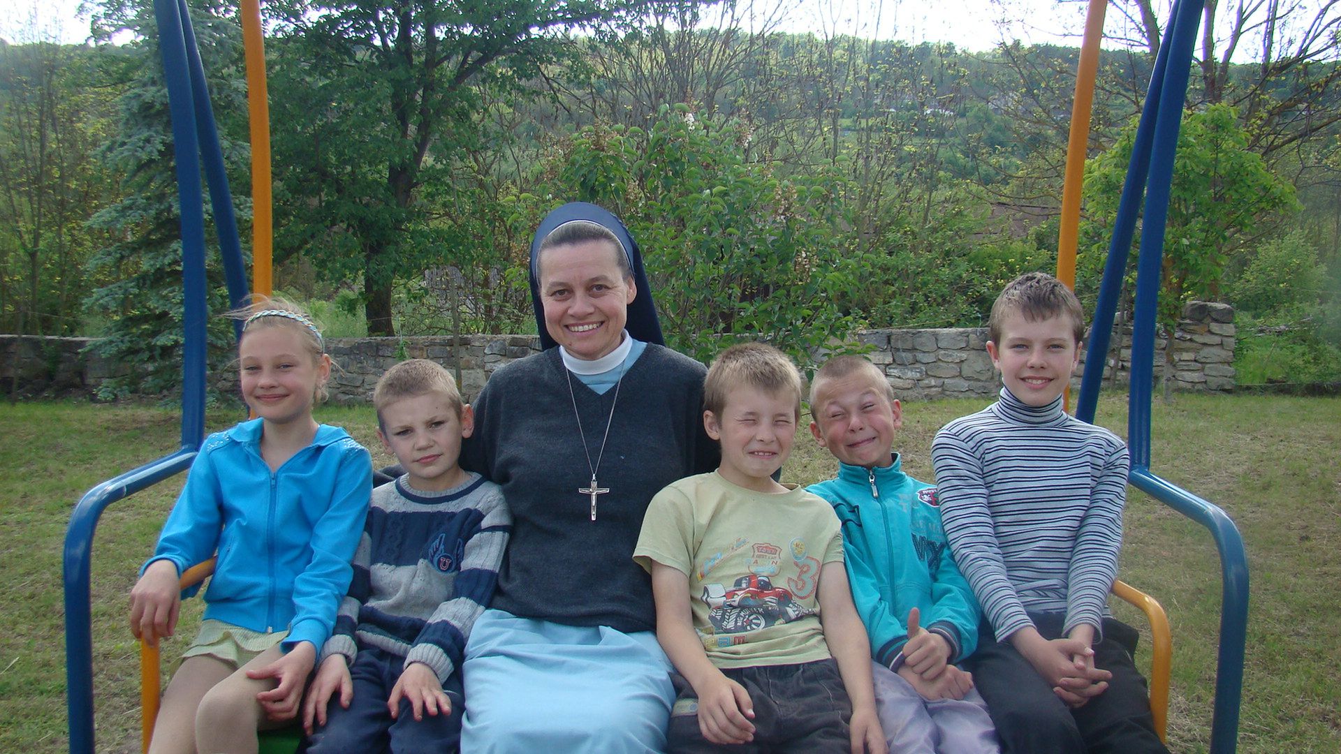 Siostra Małgorzata z podopiecznymi w Wierzbowcu na Ukrainie 