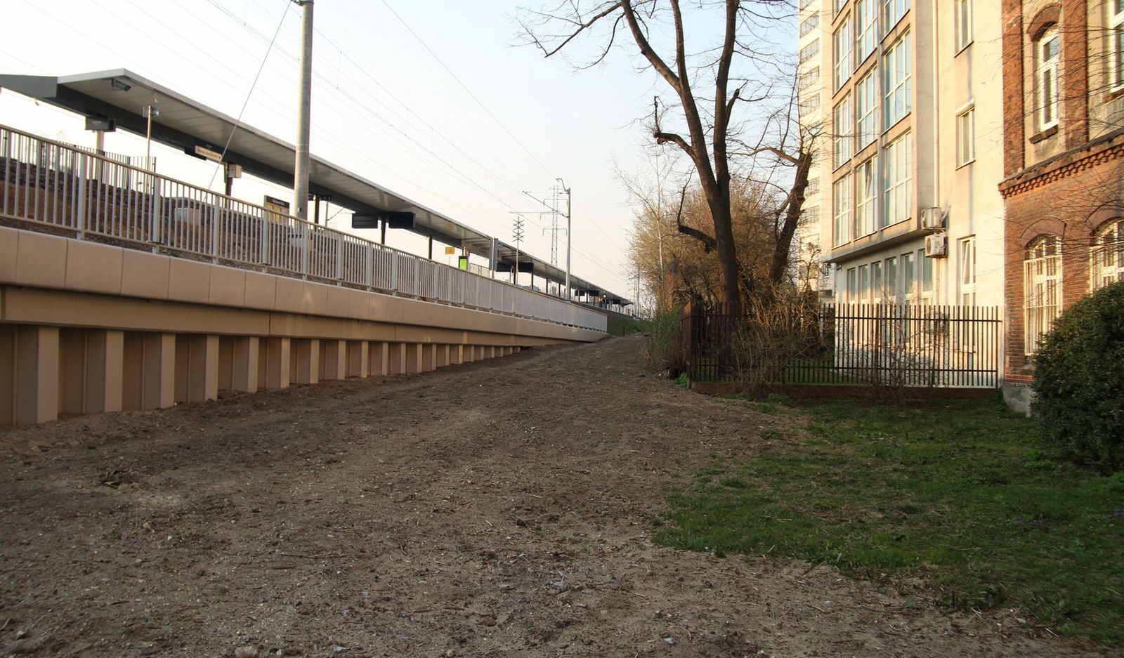 Ok. 10 metrów. Tyle dzieli kamienicę od stacji kolejowej.