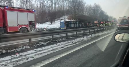 Wypadek na obwodnicy Trójmiasta. Ciężarówka przewrócona na boku