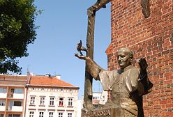 Pomniki papieża, czyli "koszmarny sen rzeźbiarza na kacu"