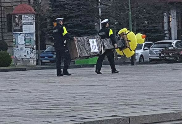Dmuchana kaczka w miejscu Pomnika Wdzięczności. Nietypowy posąg z Legnicy "aresztowany" przez policję