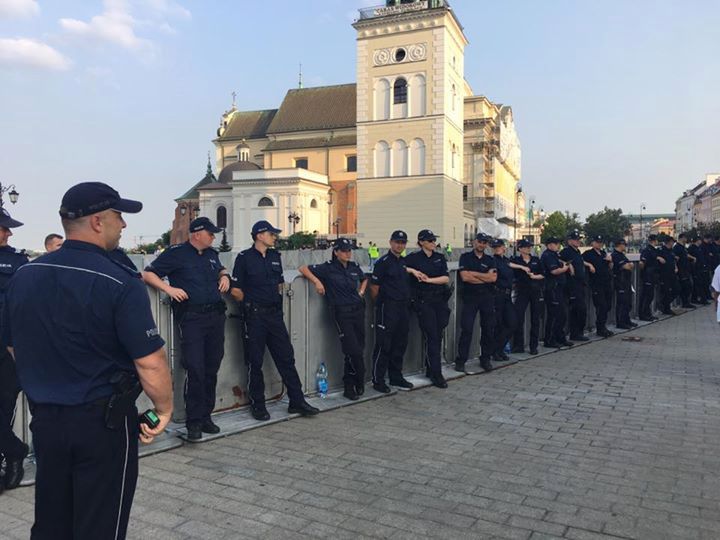 Policja odpowiada posłowi PO. Cezary Tomczyk: jednego dnia 3,5 tys. funkcjonariuszy musiało bronić Kaczyńskiego