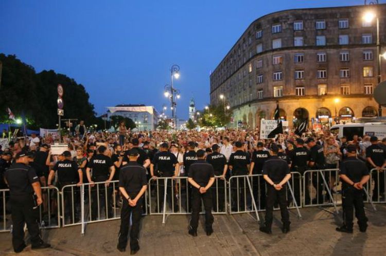 "Muszę wykonywać polecenia przełożonych". List funkcjonariusza pracującego podczas miesięcznic