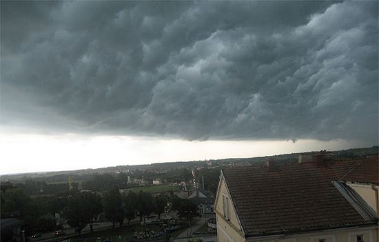 Nadchodzą nawałnice i burze - istnieje zagrożenie życia