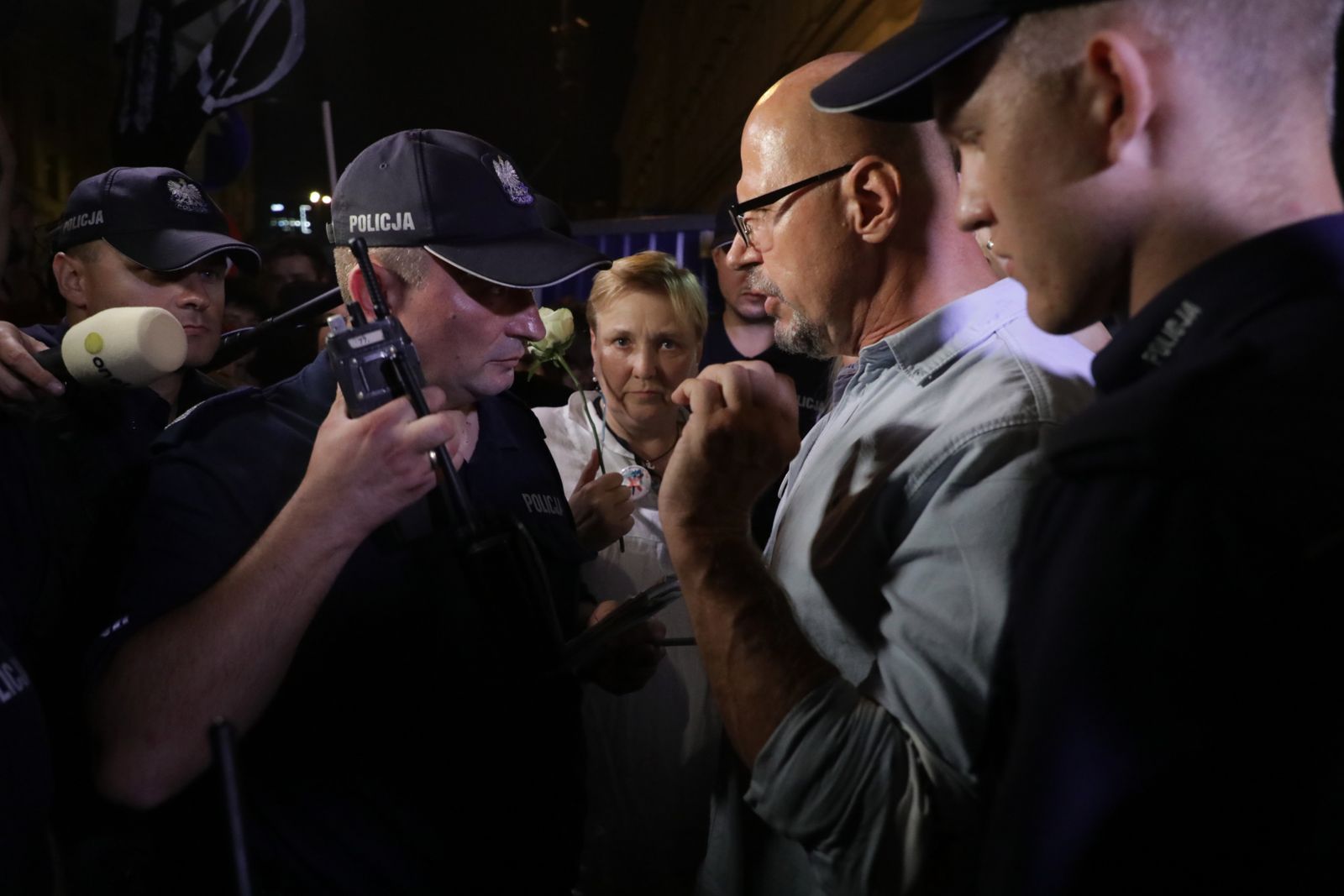 Policjanci, kontrmanifestanci oraz europosłanka Róża Thun na pl. Zamkowym w Warszawie.