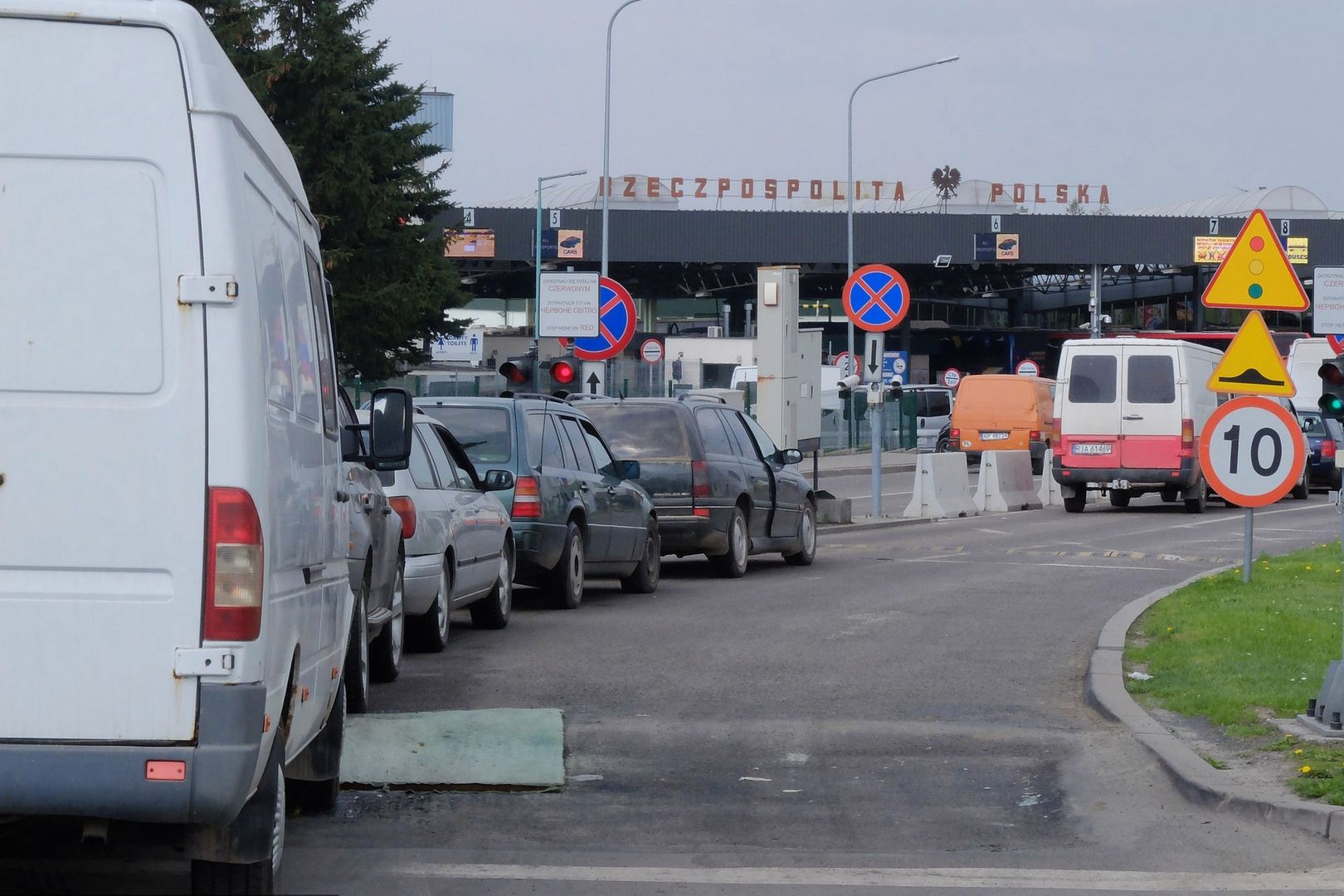 Ukraińskie samochody zarejestrowane w Polsce regularnie przekraczają granicę.
