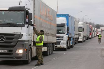 Koronawirus i gigantyczne kolejki na granicach. Senator Wadim Tyszkiewicz ma pomysł