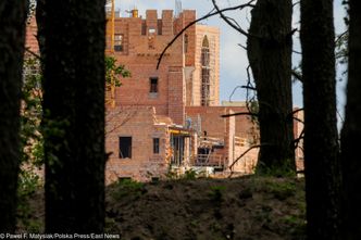 Zamek w Stobnicy powstaje i jest prawie gotowy. Skandale mu nie zaszkodziły