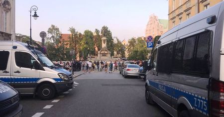 Miesięcznica smoleńska w stolicy. Na czele ochrony stoi były milicjant, jego zastępcą jest zomowiec
