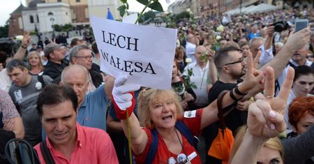 "Wykrzykiwał 'Lech Wałęsa', dopuścił się czynu zabronionego". Policja tłumaczy RPO powody zatrzymania