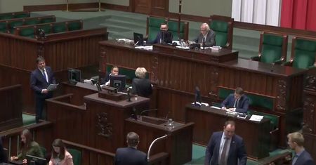 Nietypowa sytuacja w Sejmie. Posłanka nie chce opuścić mównicy, Terlecki wychodzi