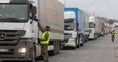 Koronawirus i gigantyczne kolejki na granicach. Senator Wadim Tyszkiewicz ma pomysł