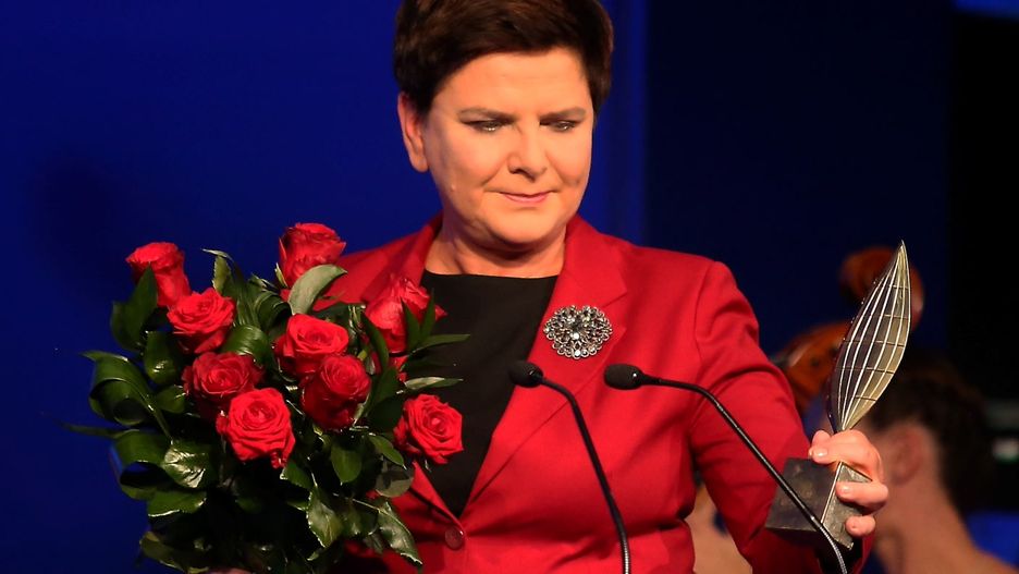 Premier Beata Szydło odbiera statuetkę Człowieka Roku