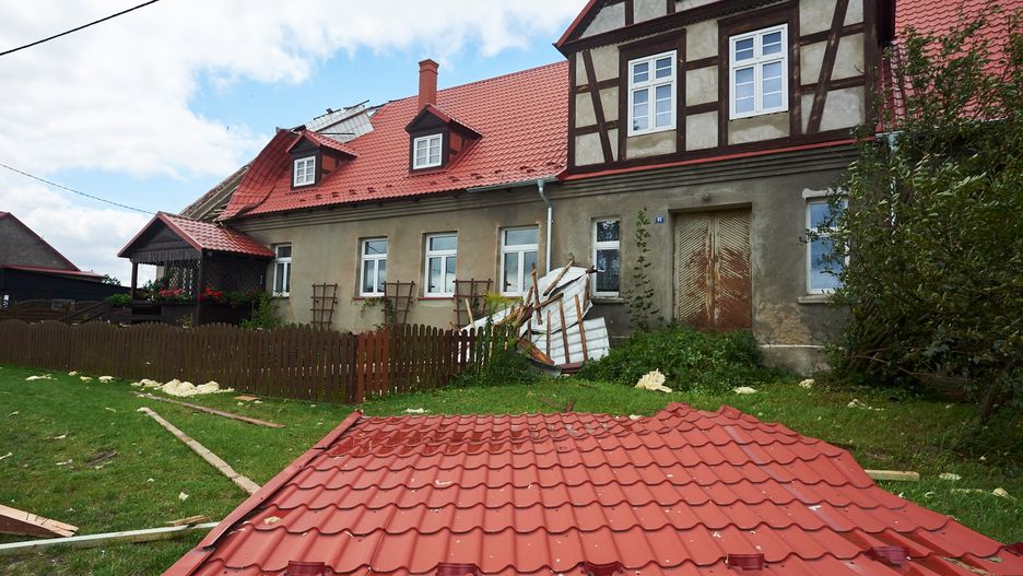 W Polsce występuje coraz więcej zagrożeń związanych z pogodą. Najczęstsze to: intensywne opady deszczu powodujące podtopienia i powodzie oraz silne wichury i lokalne trąby powietrzne