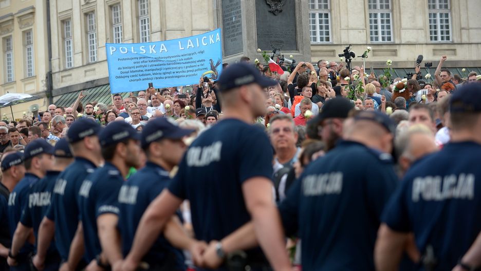 Policjanci na lipcowej miesięcznicy smoleńskiej.