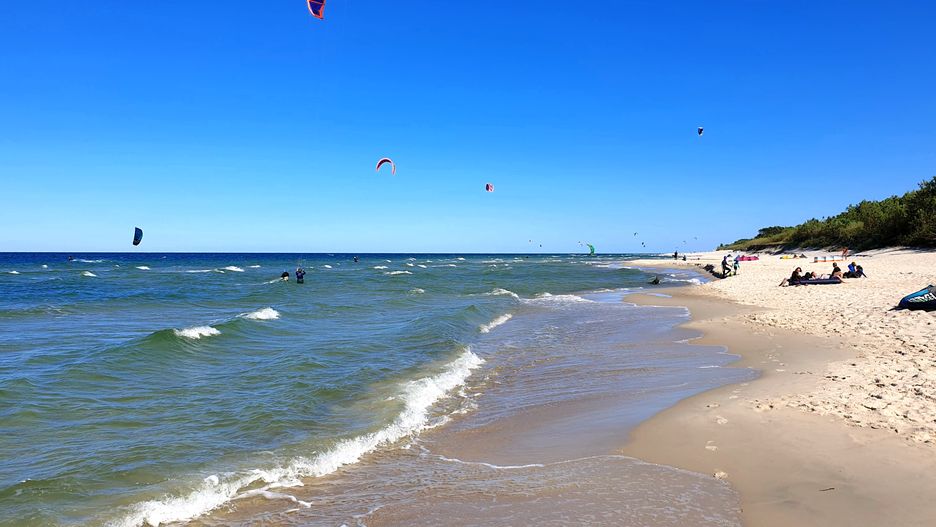 Plaża w Kuźnicy przyciąga turystów głównie w czasie sezonu letniego