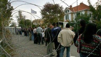 Cypryjscy Turcy na przejściu granicznym w Nikozji