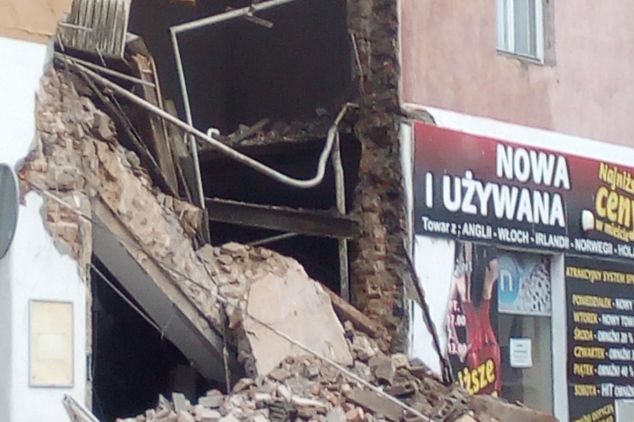 Zawaliła się ściana pustostanu w Chrzanowie. Policja przeszukuje gruzowisko