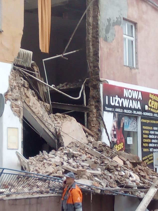 Zawaliła się ściana pustostanu w Chrzanowie. Policja przeszukuje gruzowisko