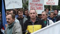 Pracownicy fabryki Wagon przed Sądem Rejonowym w Kaliszu