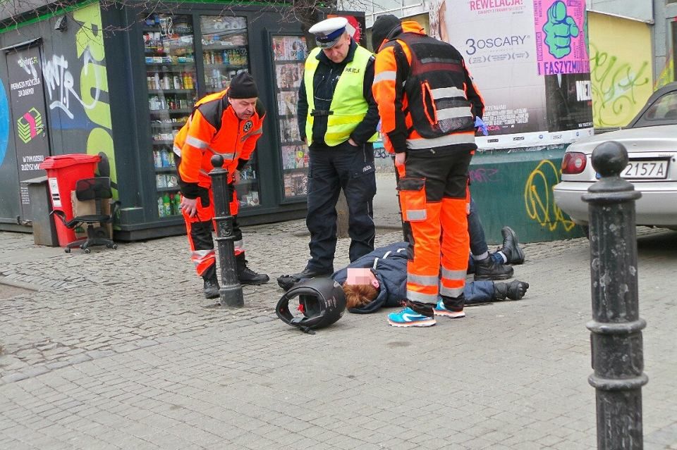 Motocyklista uderzył w karetkę. Ratownicy ruszyli za nim w pościg