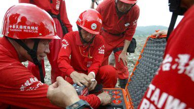 Tajwańscy ratownicy z detektorem życia