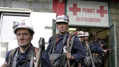 Ratownicy opuszczają kopalnię