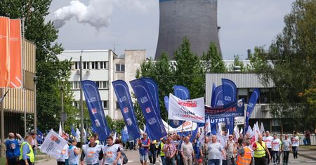 Demonstracja w Dąbrowie Górniczej. Pracownicy huty chcą cofnięcia decyzji
