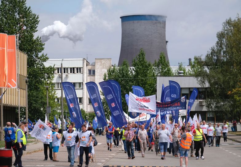 Ponad tysiąc protestujących zebrało się dzisiaj pod siedzibą ArcelorMittal w Dąbrowie Górniczej.