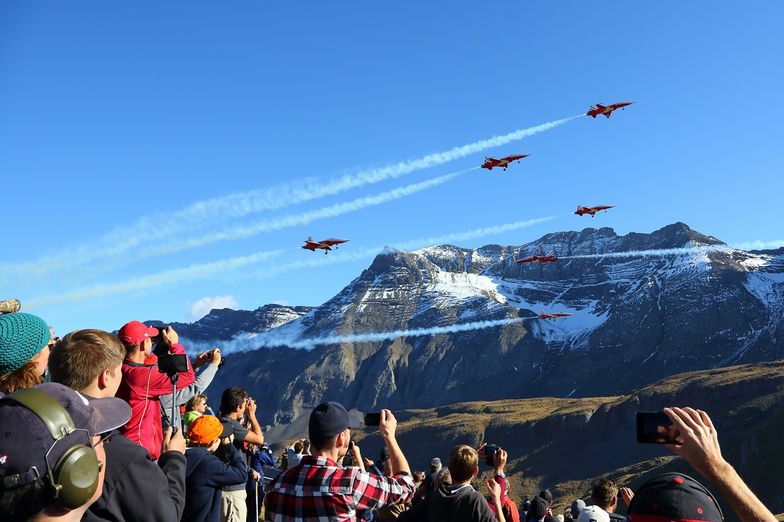 Widowiskowe pokazy lotnicze w szwajcarskich Alpach