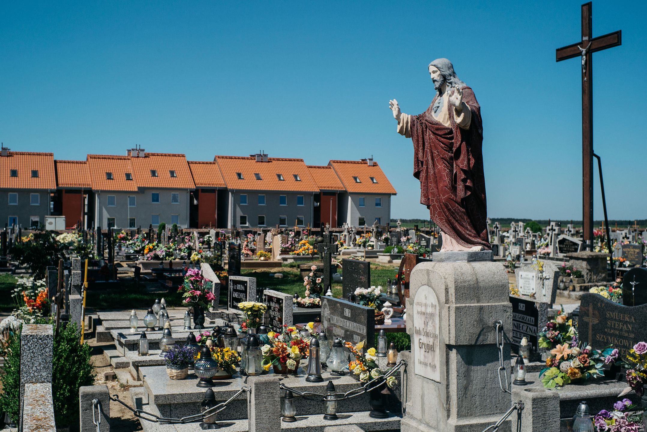 Osiedle powstało na polu, pomiędzy cmentarzem a parafią. 