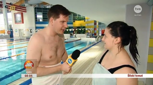 Filip Chajzer na basenie 
Fotografia: screen z ddtvn.pl