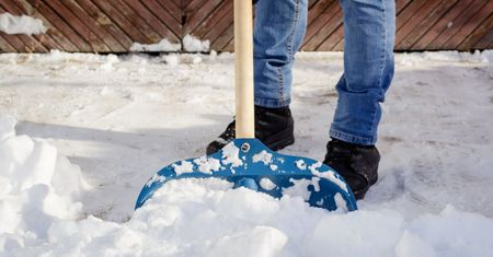 Skuteczne odśnieżanie? Spryskaj tym łopatę, a śnieg się nie będzie kleił
