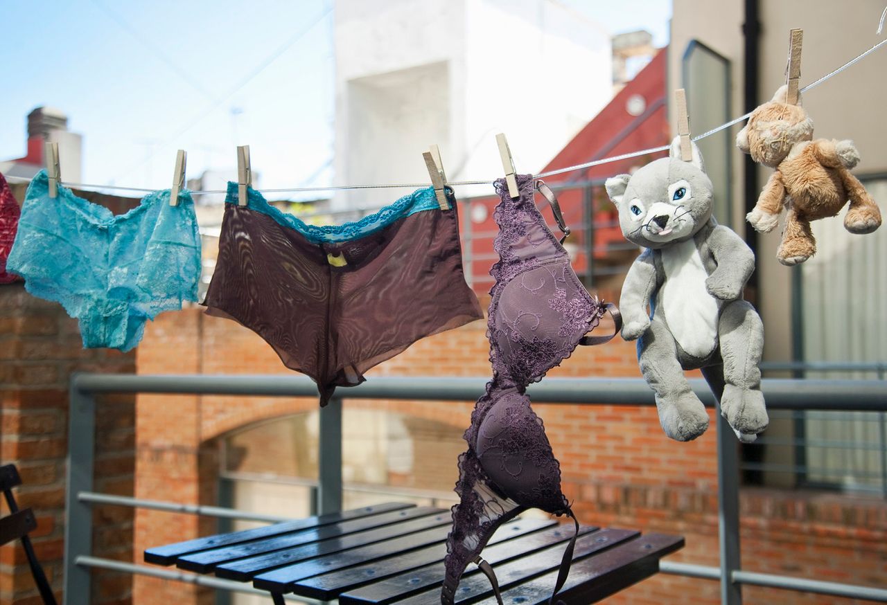 Suszenie prania na balkonie budzi wiele kontrowersji. Fot Getty Images