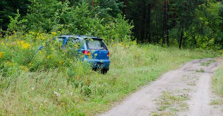Znalezienie auta w lesie nie jest trudne. Z pomocą przychodzą aplikacje na telefon