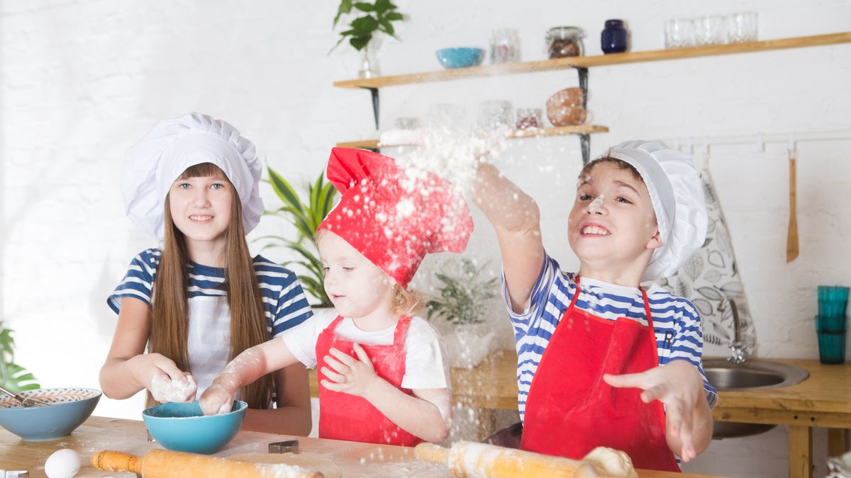 Na podstawie prostych przepisów dzieci gotują potrawy, które nadają się do zaserwowania na obiad dla całej rodziny