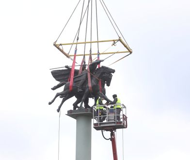 Odwracają pomnik Tysiąclecia Jazdy Polskiej. "Bo widać końskie zady"