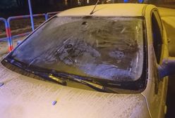 Nawet 500 zł mandatu za szron na szybie. Solidnie przygotuj auto do jazdy