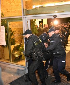 "Pytali, czy leczy się psychiatrycznie lub zażywa narkotyki”. Policja w mieszkaniach ekologów