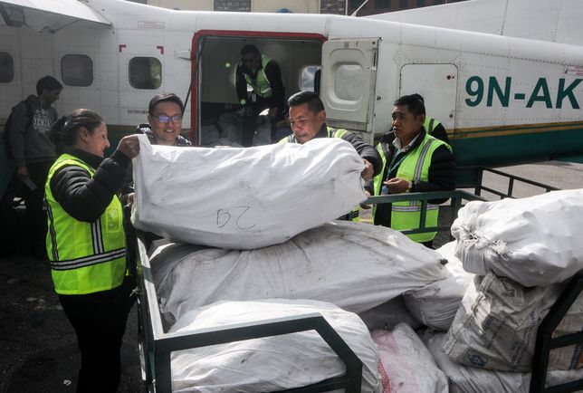 Zebrane odpady są transportowane przy pomocy linii lotniczych Nepalu 