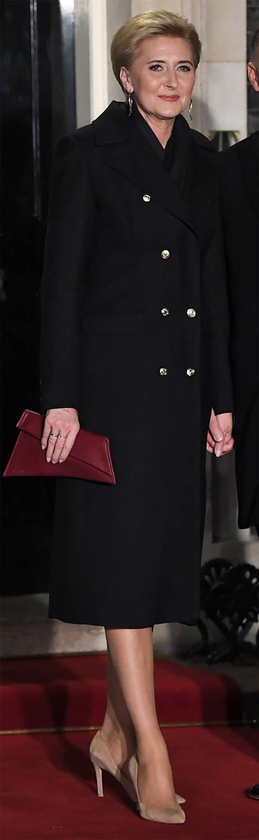 Agata Duda w Londynie w eleganckim płaszczu