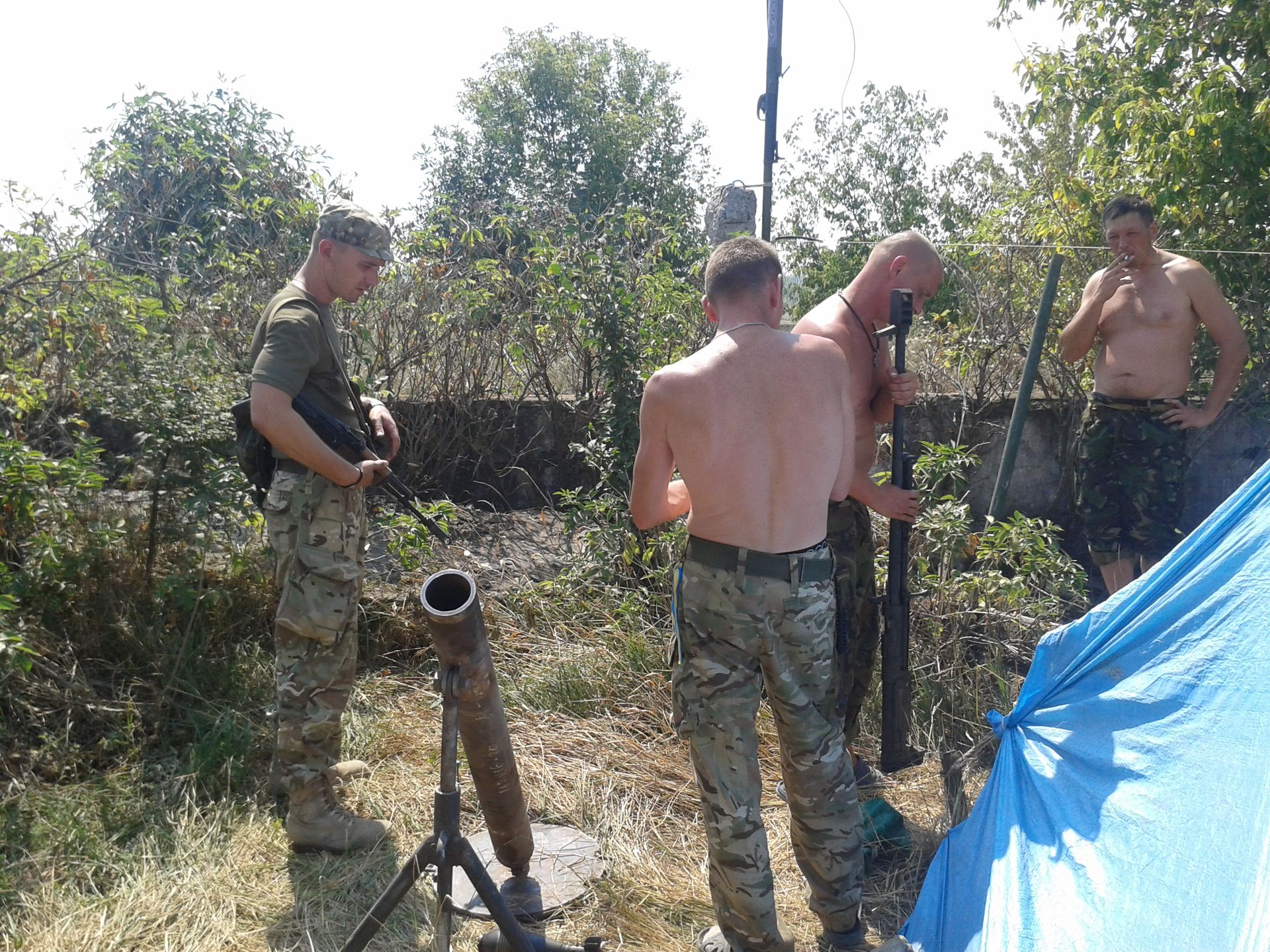 Żołnierze pokazują moździerz zdobyty od separatystów 