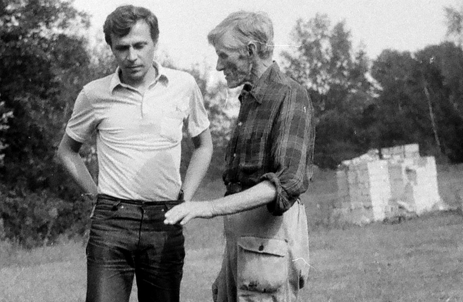UFO w Emilcinie. Jan Wolski (po prawej) opowiada milicjantowi szczegóły spotkania. 