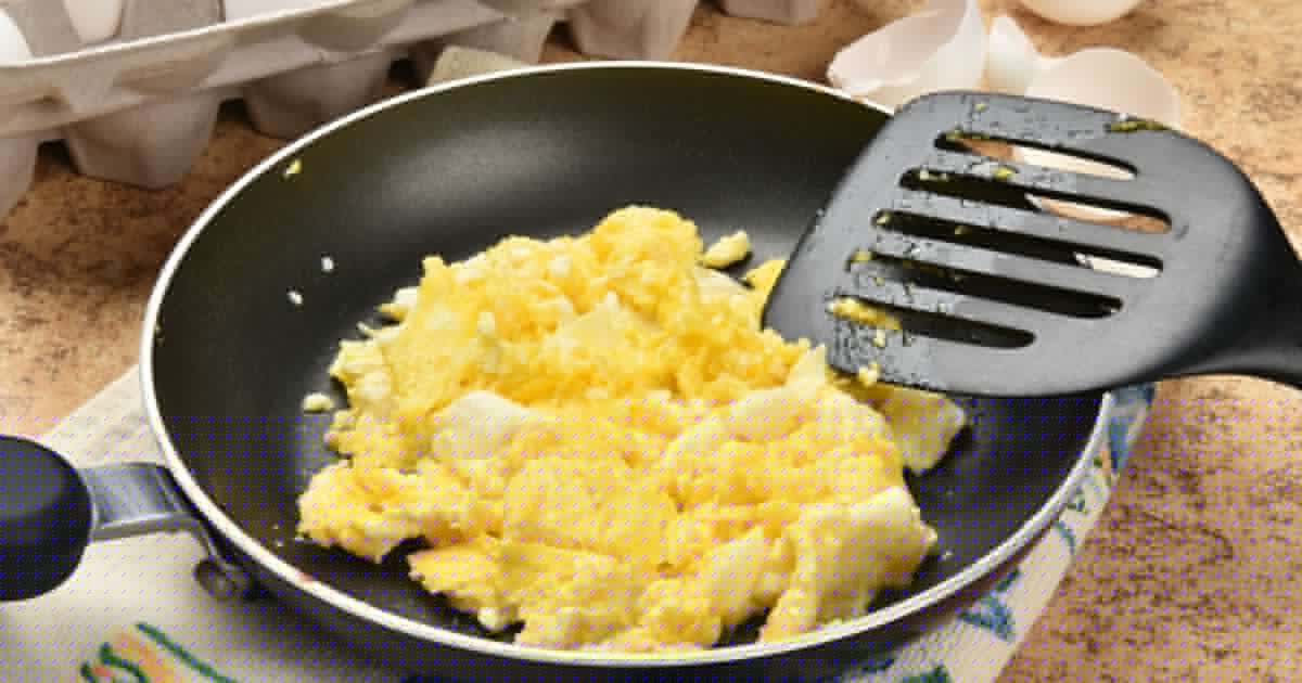Smażenie jajecznicy - Pyszności; Foto: Canva.com