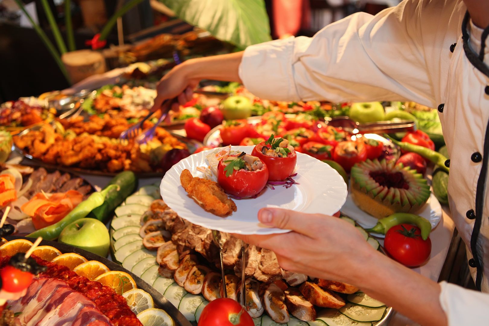 Schował się w restauracji. Urządził sobie wielką ucztę