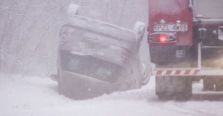 Fatalne warunki po śnieżycach. Dachowanie koło Jastrowia
